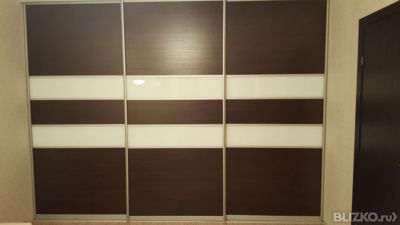 Шкаф встроенный три двери,фасад стекло лакобель коричневое и.