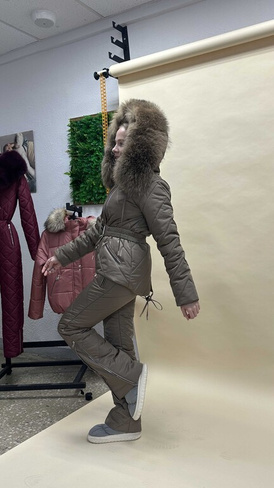 Темно-бежевый зимний костюм с натуральным мехом блюфроста: Тепло и стиль в каждой детали - 40-42