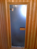 Монтаж стеклянной двери в бане, сауне