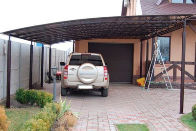 Навесы из поликарбоната для автомобилей – это не «крыша» гаража, а самостоятельное сооружение