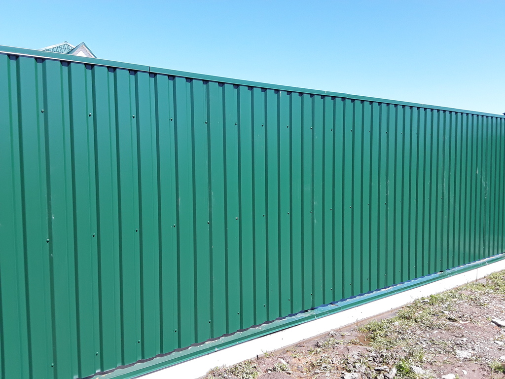Забор из профнастила зеленый мох фото