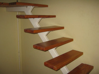 Лестница металлическая с деревянными ступенями