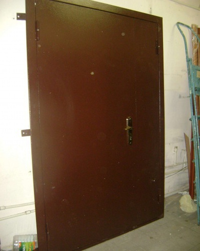 Дверь металлическая с ручкой скобой фото